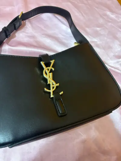 Cartera de cuero negra con logo dorado - miniatura 1
