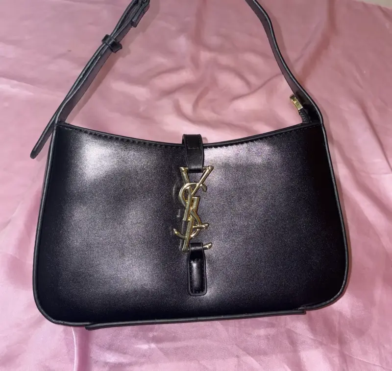 Cartera de cuero negra con logo dorado - 2