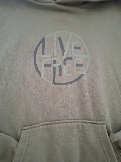 Conjunto de buzo verde con diseño 'Live Free' - miniatura 1