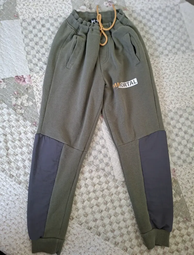 Conjunto de buzo verde con diseño 'Live Free' - 2