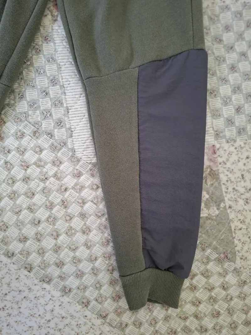 Conjunto de buzo verde con diseño 'Live Free' - 4