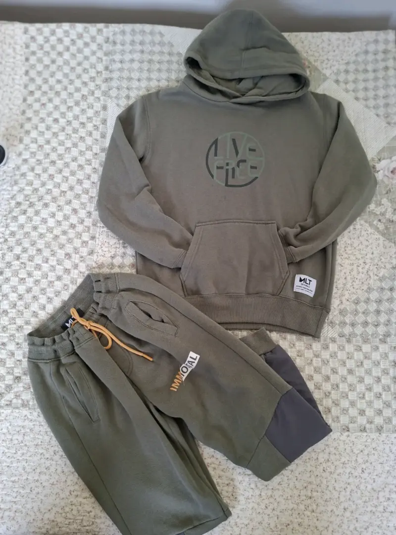 Conjunto de buzo verde con diseño 'Live Free' - 5