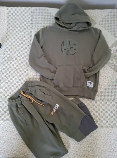 Conjunto de buzo verde con diseño 'Live Free' - miniatura 5