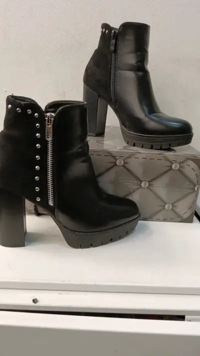 Botines de cuero negro con tacón alto - miniatura 1