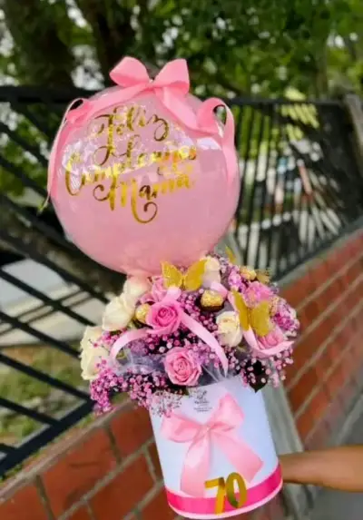 Arreglo floral con globo para cumpleaños - miniatura 1