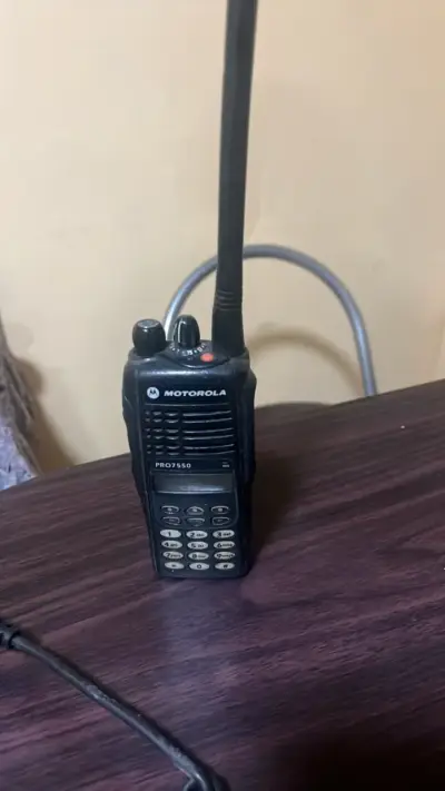 Radio portátil Motorola PRO7550 con micrófono - miniatura 1