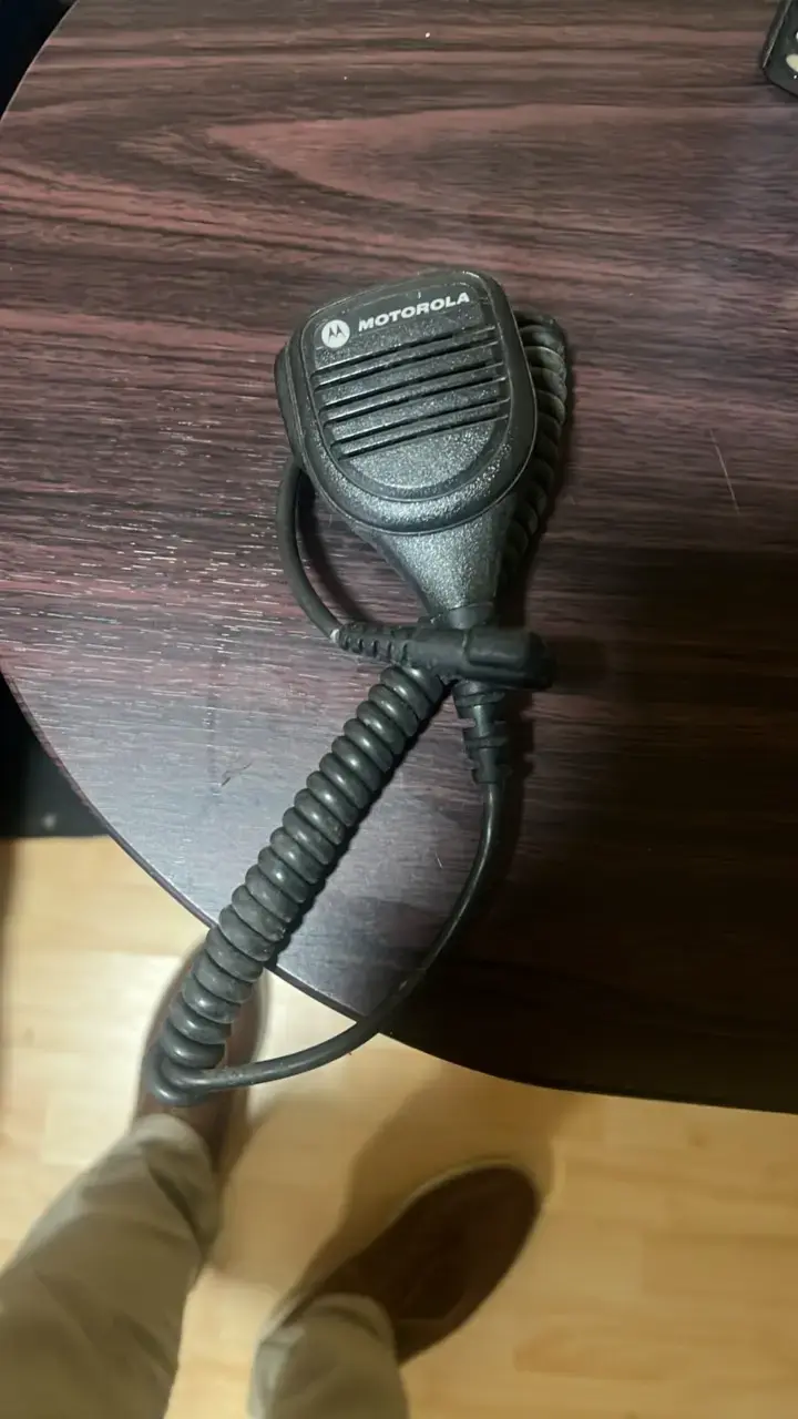 Radio portátil Motorola PRO7550 con micrófono - 2