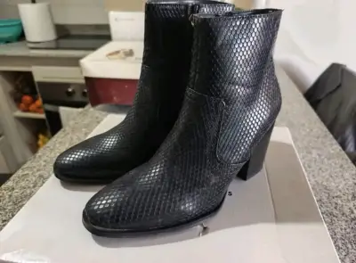 Botines de cuero negro con textura de serpiente - miniatura 1