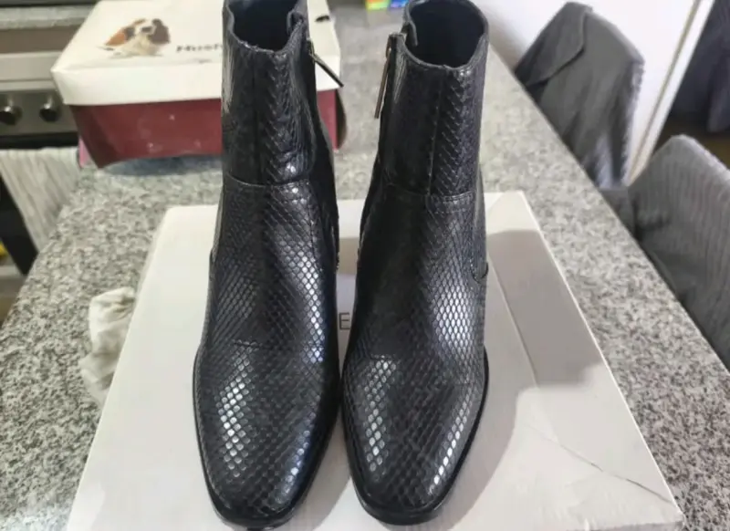 Botines de cuero negro con textura de serpiente - 2