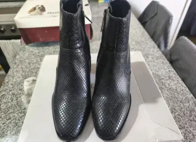 Botines de cuero negro con textura de serpiente - miniatura 2