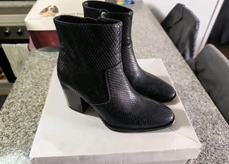 Botines de cuero negro con textura de serpiente - 3