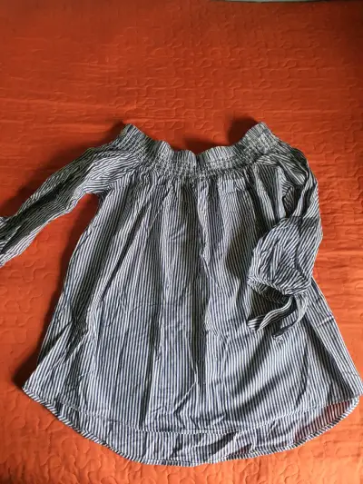 Blusa de rayas azul y blanco, hombros descubiertos - miniatura 1