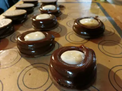 Alfajores artesanales de chocolate rellenos - miniatura 1
