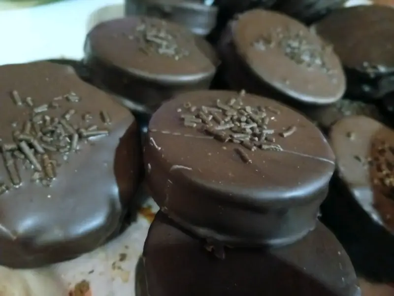 Alfajores artesanales de chocolate rellenos - 2