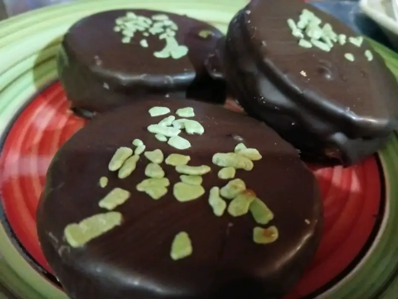 Alfajores artesanales de chocolate rellenos - 3