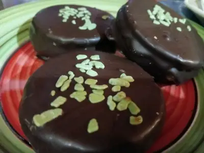 Alfajores artesanales de chocolate rellenos - miniatura 3