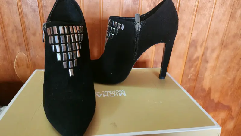 Botines de tacón alto negros con detalle s metálic - 2
