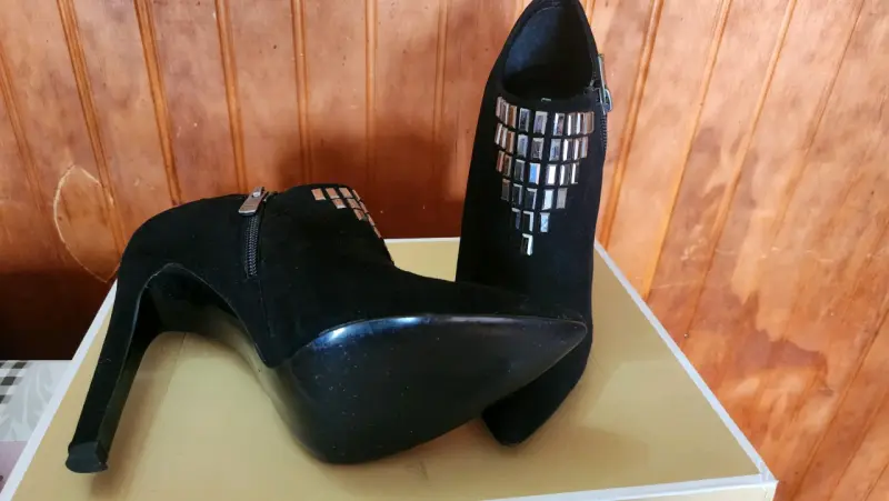 Botines de tacón alto negros con detalle s metálic - 3