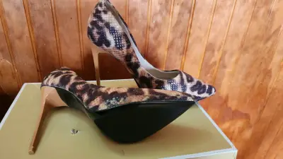 Tacones altos animal print para mujer - miniatura 1