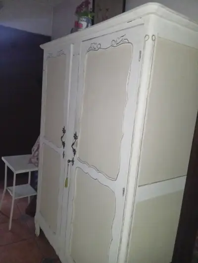 Armario de madera vintage blanco con detalles decorativos - miniatura 1