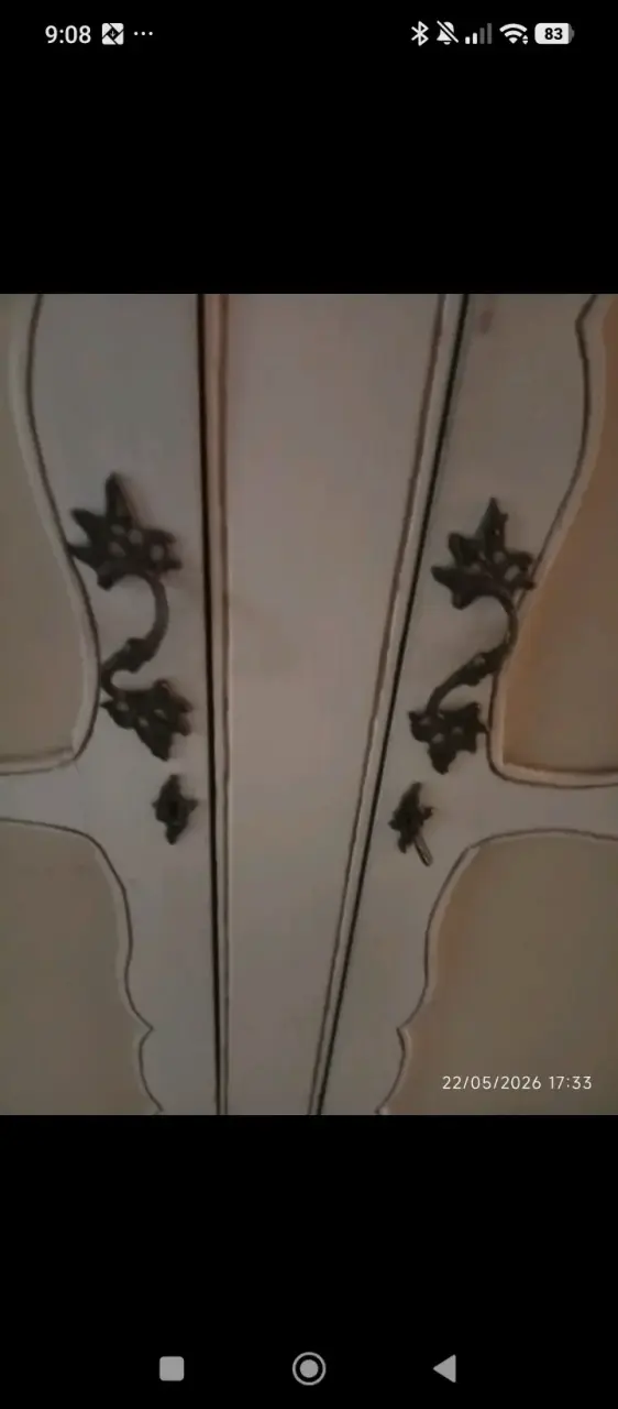Armario de madera vintage blanco con detalles decorativos - 3
