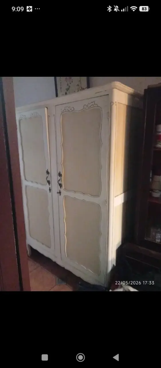 Armario de madera vintage blanco con detalles decorativos - 4