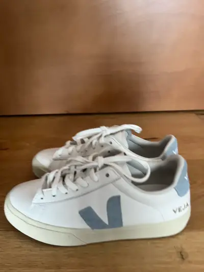 Zapatillas blancas Veja de cuero para mujer - miniatura 1