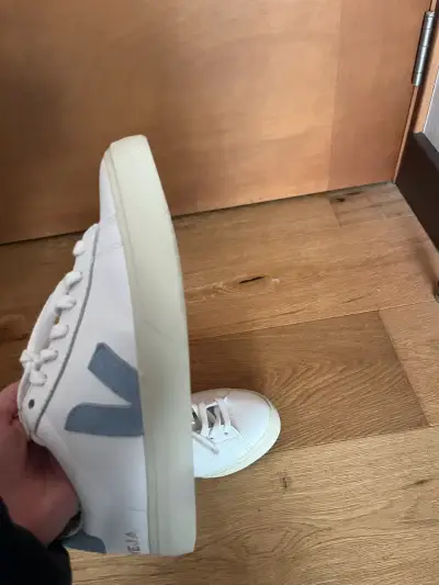 Zapatillas blancas Veja de cuero para mujer - miniatura 5