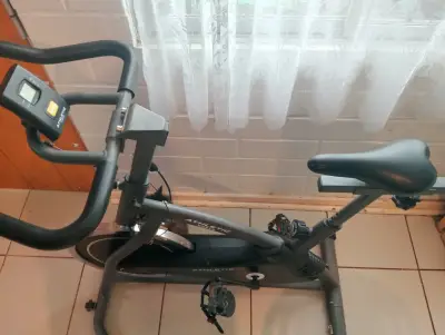 Bicicleta estática Athletic con monitor digital - miniatura 1