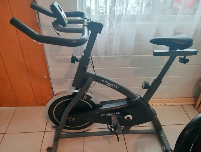 Bicicleta estática Athletic con monitor digital - 2