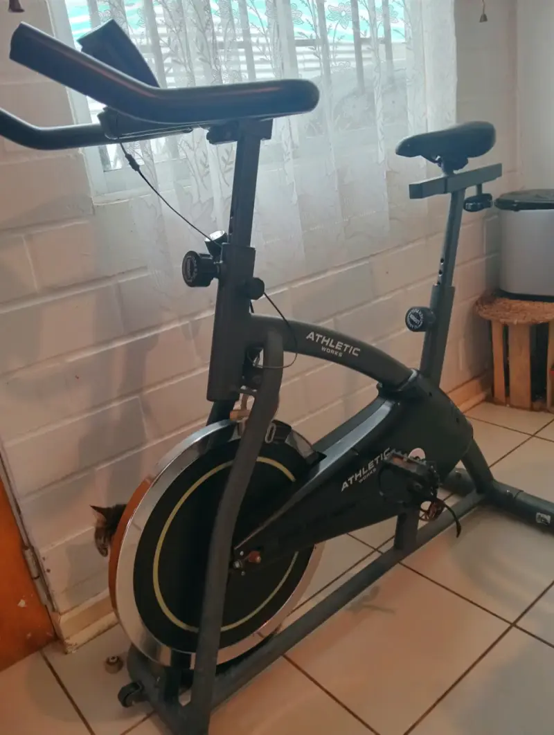 Bicicleta estática Athletic con monitor digital - 3