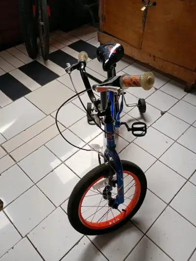 Bicicleta infantil Oxford azul con ruedas de entrenamiento - miniatura 1