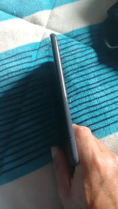 Smartphone con triple cámara trasera - miniatura 4