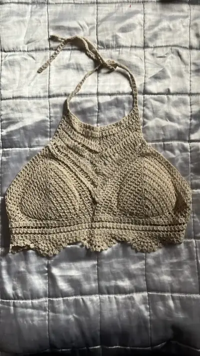 Top de crochet beige estilo halter - miniatura 1
