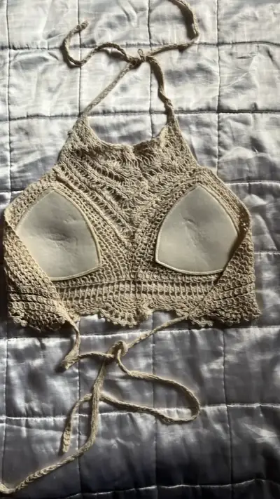 Top de crochet beige estilo halter - miniatura 2