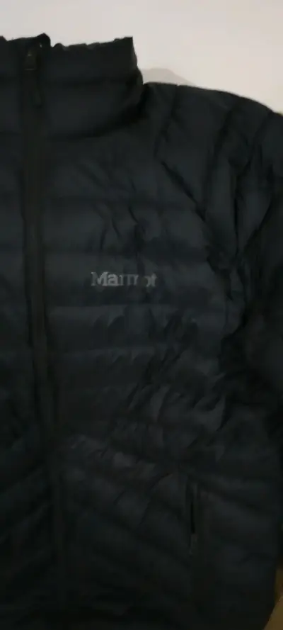 Chaqueta acolchada negra Marmot para invierno - miniatura 1