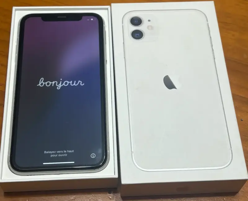 iPhone 11 blanco con caja y detalles