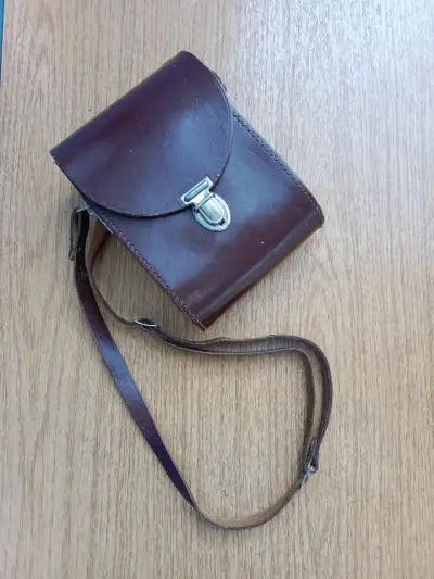 Binoculares vintage con estuche de cuero - miniatura 1