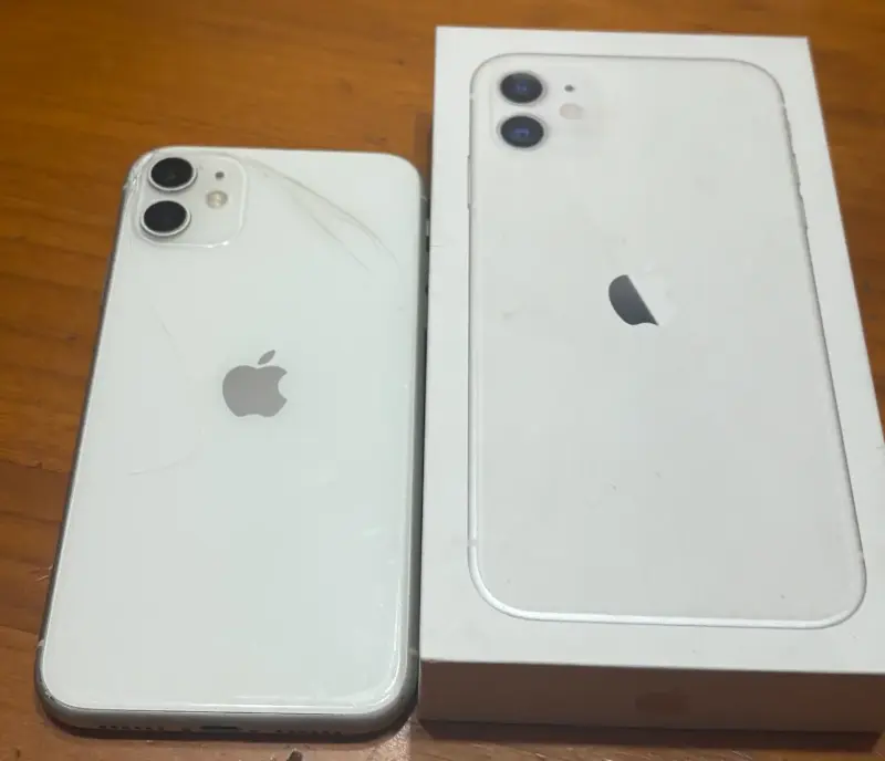 iPhone 11 blanco con caja y detalles - 2