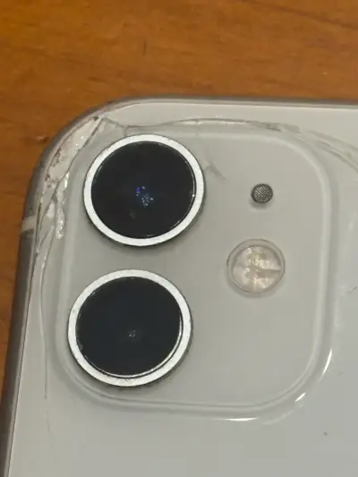 iPhone 11 blanco con caja y detalles - miniatura 3