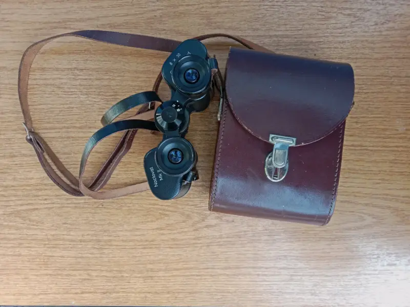Binoculares vintage con estuche de cuero - 3