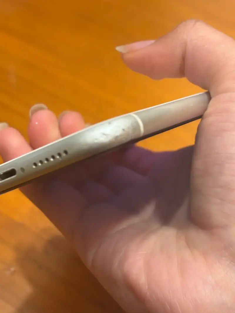 iPhone 11 blanco con caja y detalles - 4
