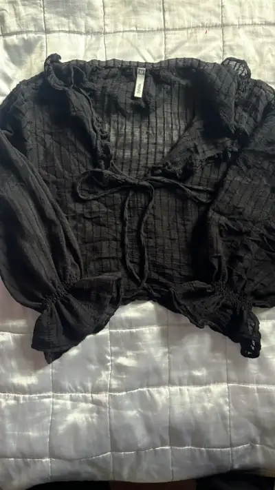 Blusa negra de gasa con lazo - miniatura 1