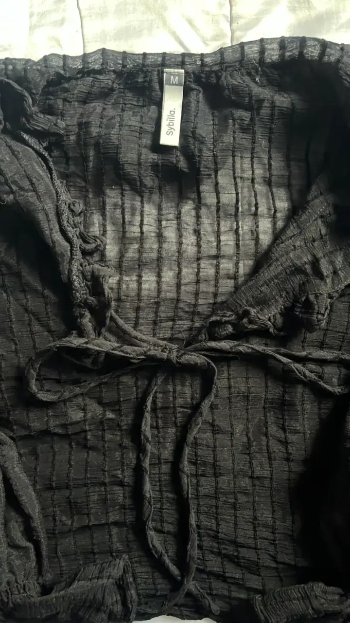 Blusa negra de gasa con lazo - 2