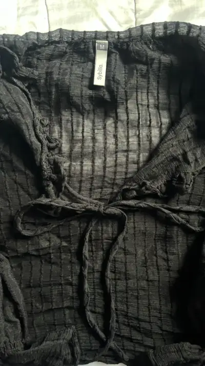 Blusa negra de gasa con lazo - miniatura 2
