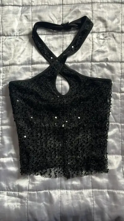 Top negro con lentejuelas y diseño cruzado - miniatura 1