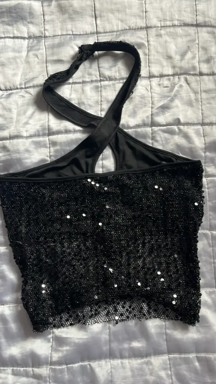 Top negro con lentejuelas y diseño cruzado - 2
