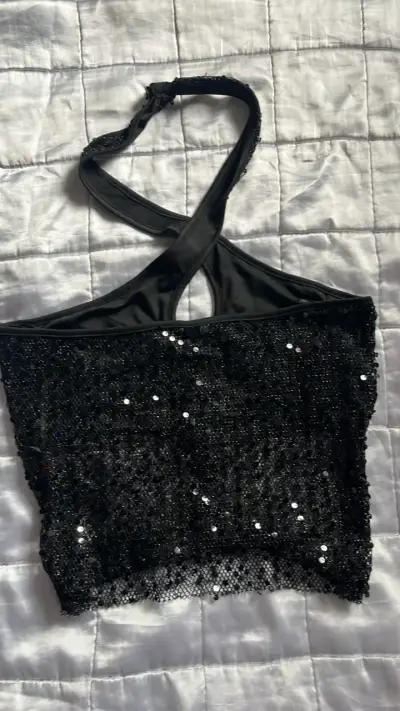 Top negro con lentejuelas y diseño cruzado - miniatura 2
