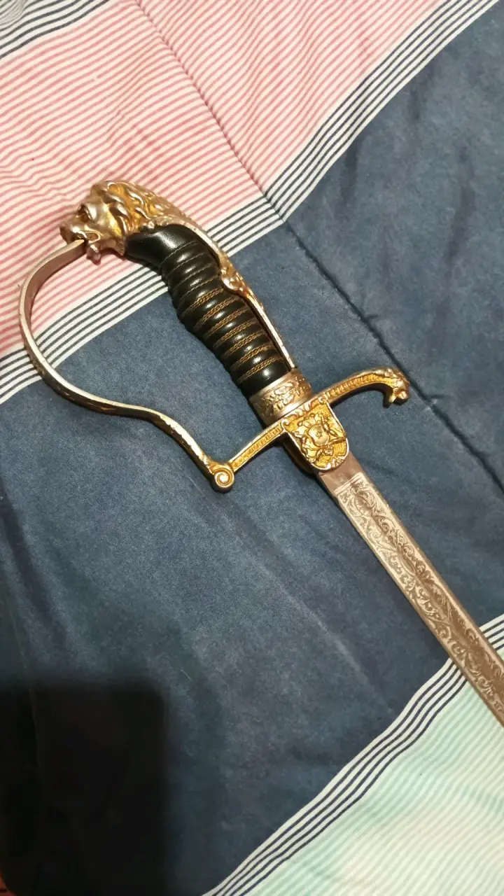 Espada decorativa con empuñadura de león - 1