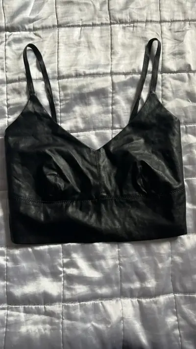 Top de cuero sintético negro para mujer - miniatura 1
